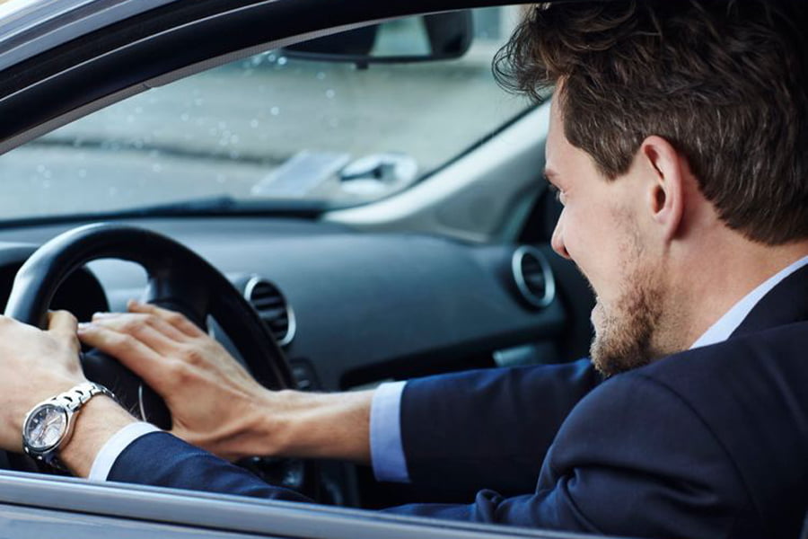 Άντρες οδηγοί: 6 φορές πιθανότερο να πάρουν κλήση