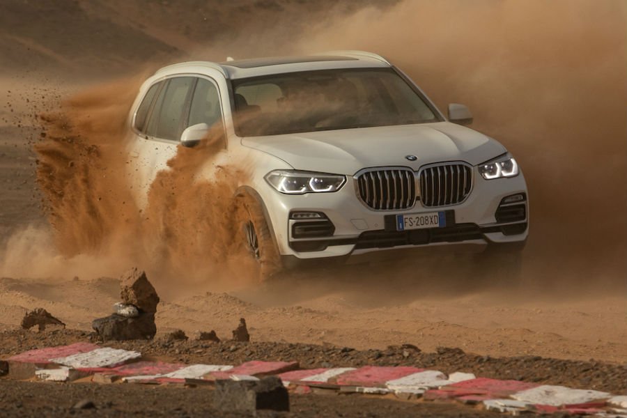 Η νέα BMW X5 στρίβει στην «Μόντσα της Σαχάρας» (+video)