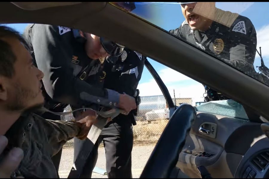 Αστυνομικοί σπάνε παράθυρα και τον πετάνε έξω (+video)