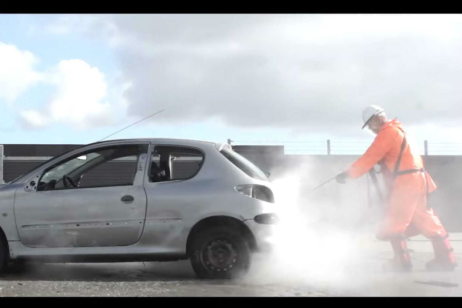 Να τι γίνεται όταν πλένεις το αμάξι με πίεση 3.000 bar (+video)