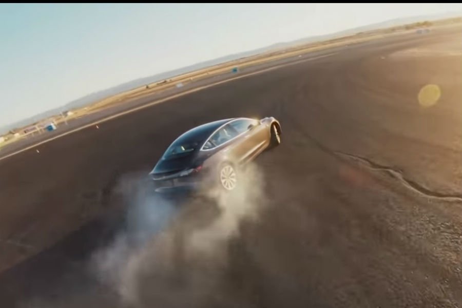 Το Tesla Model 3 και επίσημα πιο γρήγορο από Ferrari!