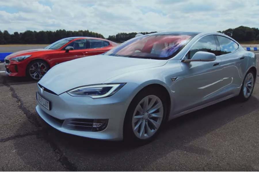 Kia Stinger GT S τα βάζει με Tesla Model S (+video)