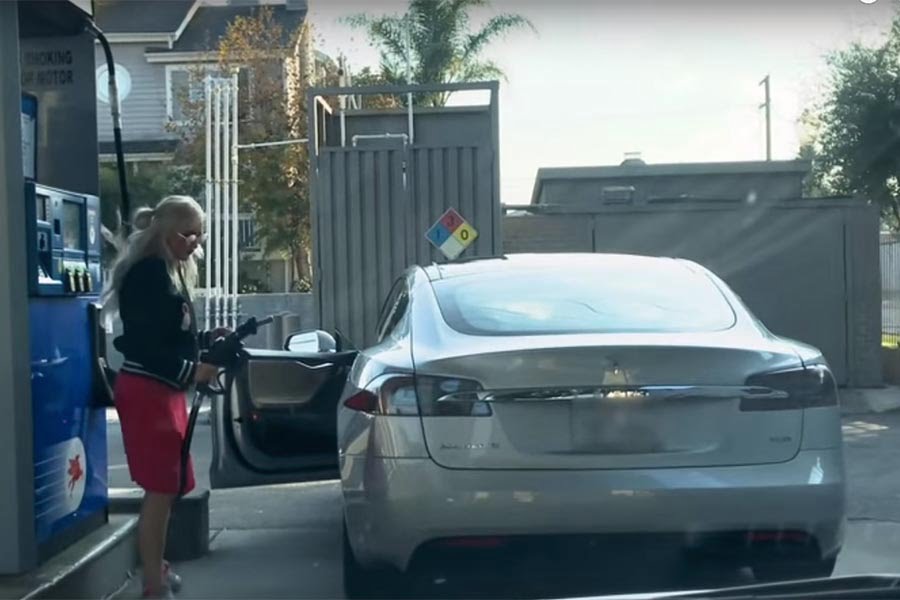 Ξανθιά προσπαθεί να φουλάρει Tesla Model S