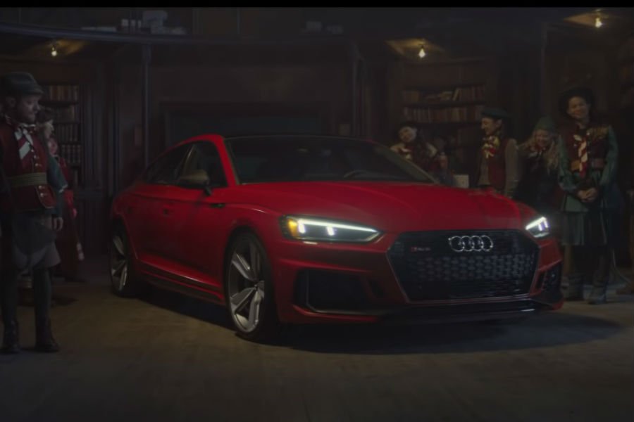 O Άη Βασίλης γίνεται «μοντέλο» για το Audi RS 5 (+video)