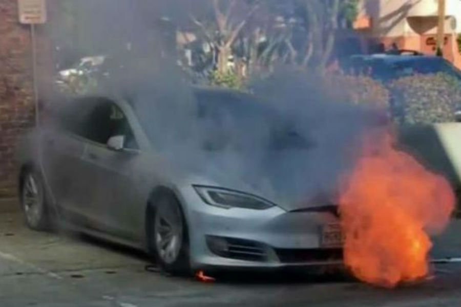 Tesla έπιασε φωτιά από το πουθενά! (+videos)
