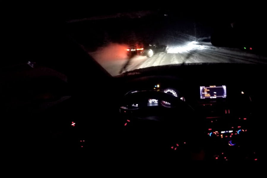 Audi RS 4 κυνηγάει BMW M4 στα χιόνια (+video)
