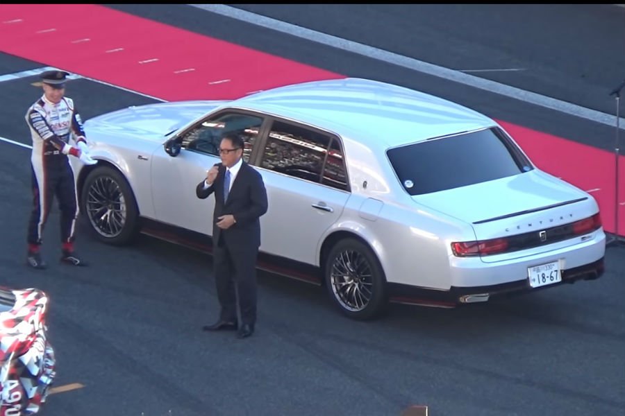 O πρόεδρος της Toyota πήγε πίστα με το αυτοκίνητό του (+video)