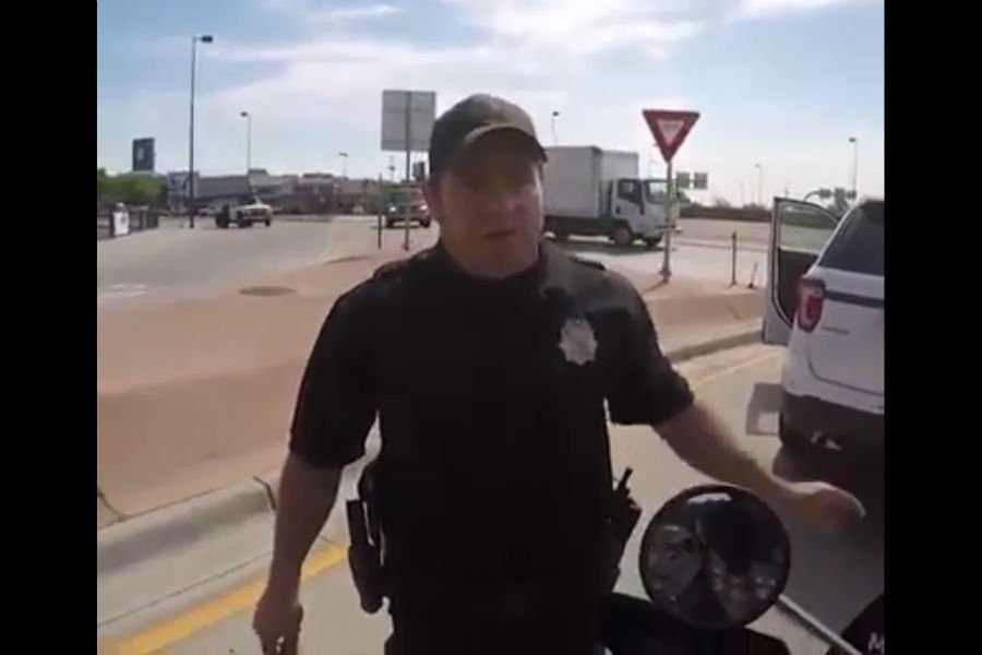 Κόρναρε σε φανάρι και του προέκυψε αστυνομικός! (+video)