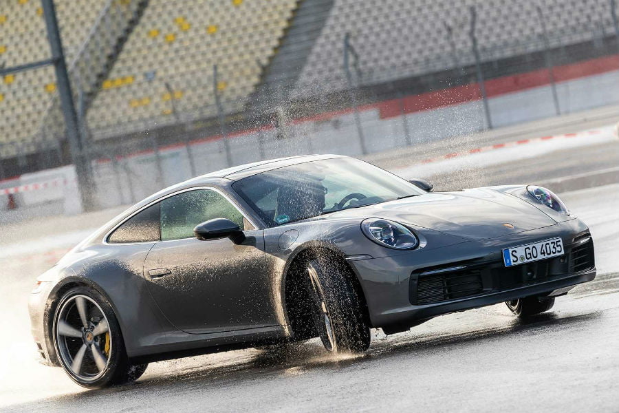 Πως η νέα Porsche 911 είναι «βράχος» στην βροχή (+video)