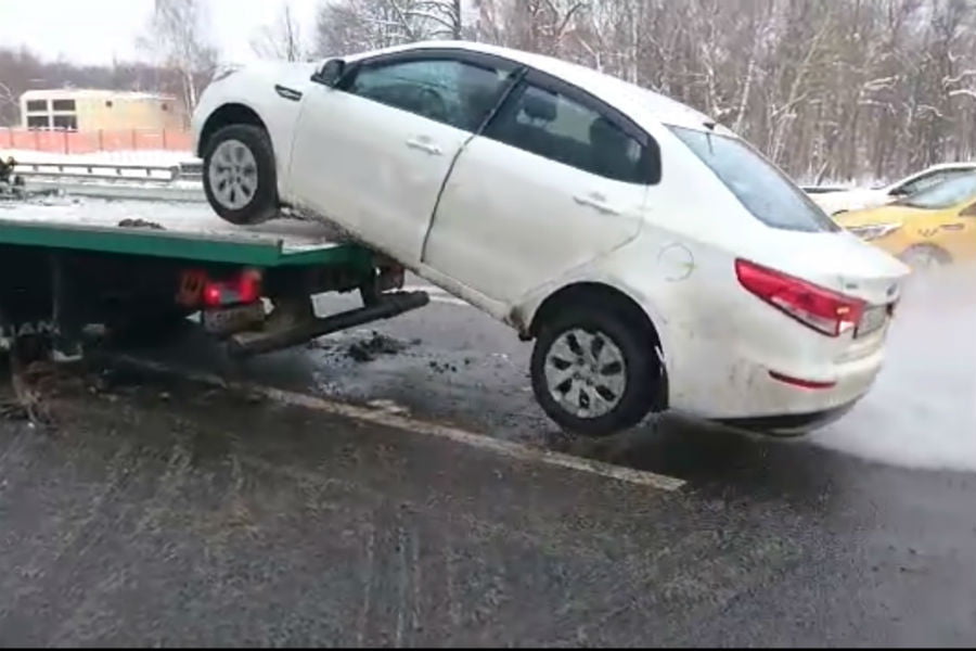 Ρώσος πετάει το αμάξι του από γερανό! (+video)