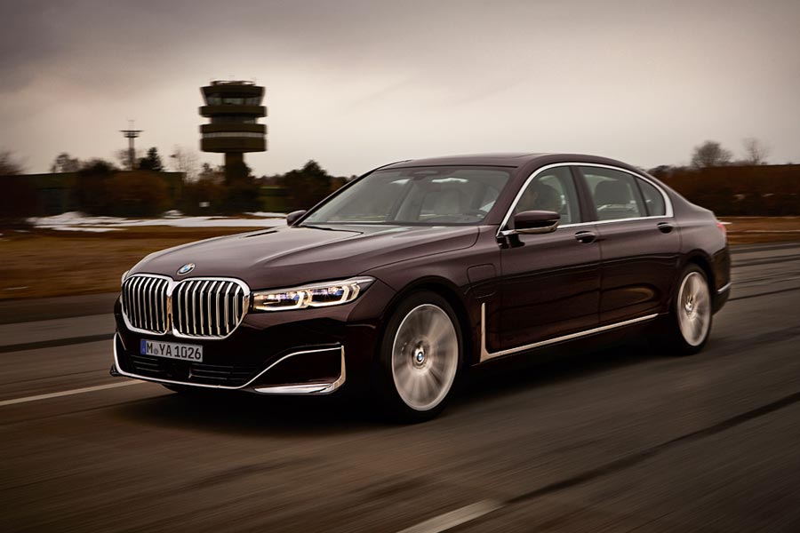 Νέα υβριδική BMW Σειρά 7 «καίει» 2,1 λτ./100 χλμ.