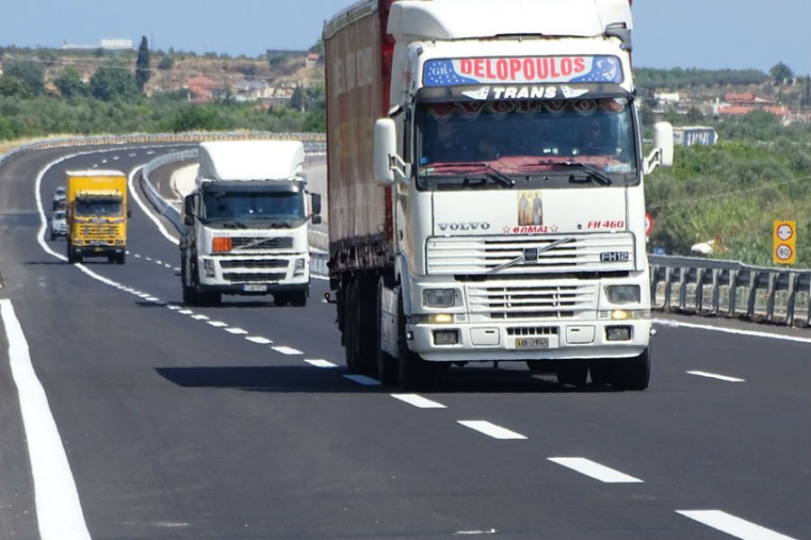 Η Ε.Ε. βάζει στο στόχαστρο τις εκπομπές ρύπων των φορτηγών