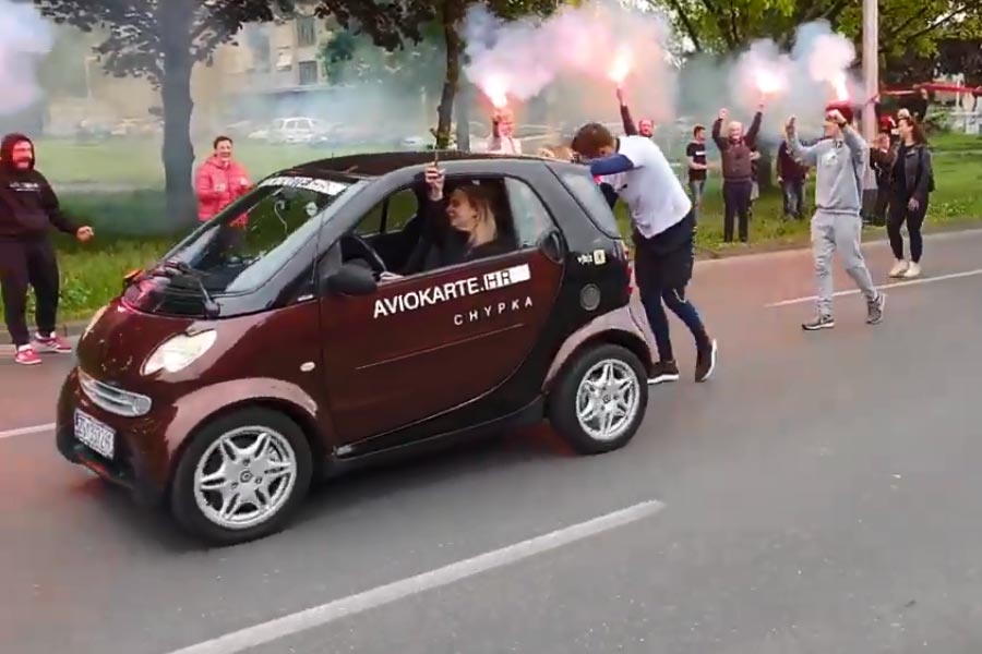 Νέο Ρεκόρ Γκίνες σπρωξίματος αυτοκινήτου! (+video)