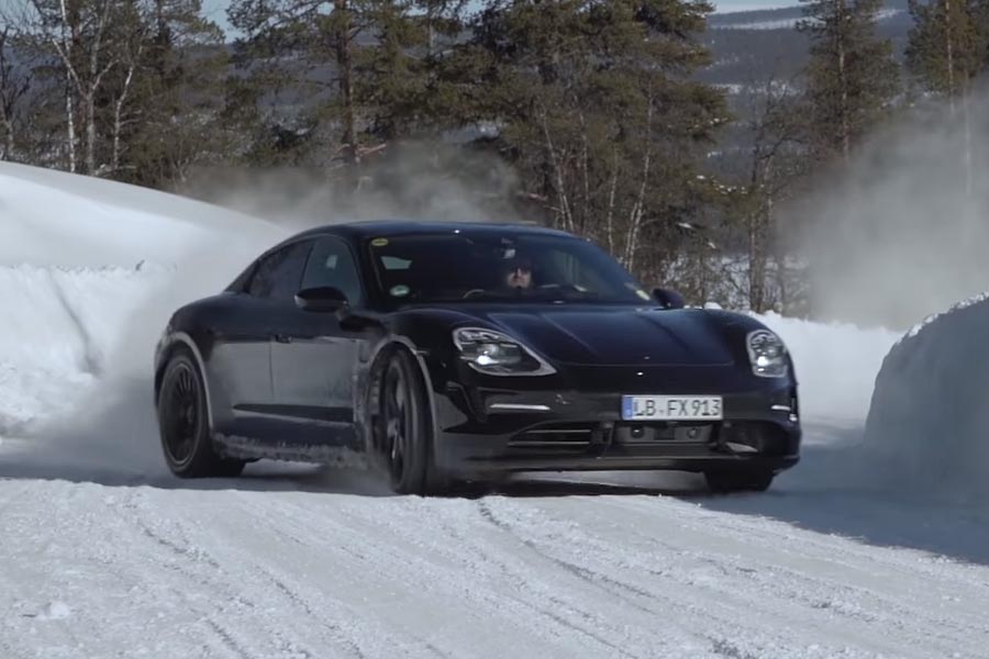 Παντιλίκια στα χιόνια με την Porsche Taycan (+video)