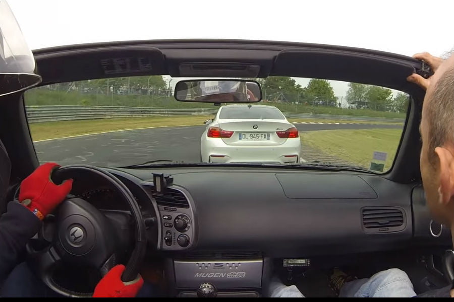 Honda S2000 κολλάει προφυλακτήρα σε BMW M4 στο ‘Ring (+video)