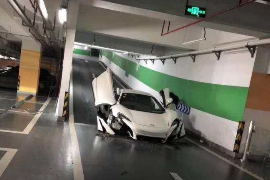 Προς οδηγούς supercars: Προσοχή στα υπόγεια parking!