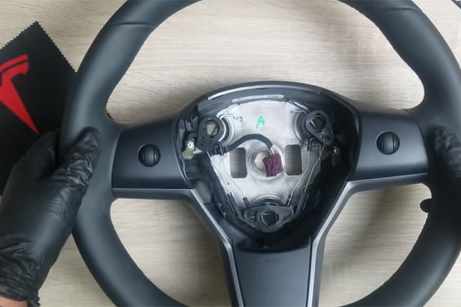 Στο εσωτερικό ενός τιμονιού Tesla Model 3 (+video)