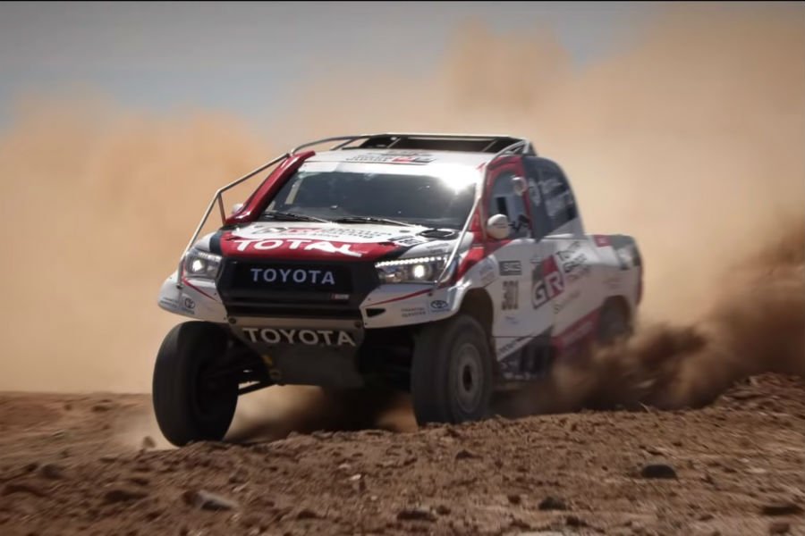 O Fernando Alonso «οργώνει» με το Toyota Hilux (+video)