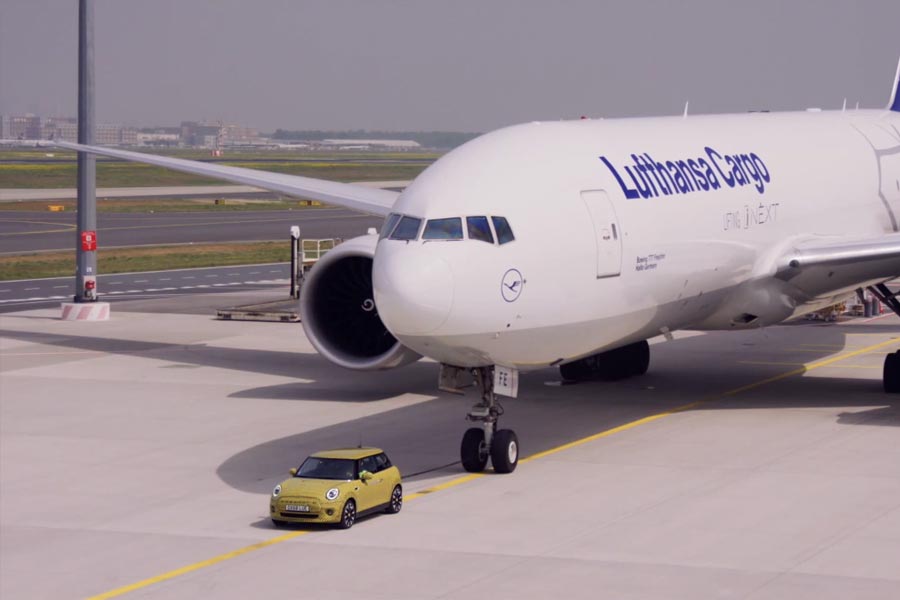 To νέο ηλεκτρικό MINI τραβάει Boeing 150 τόνων! (+video)