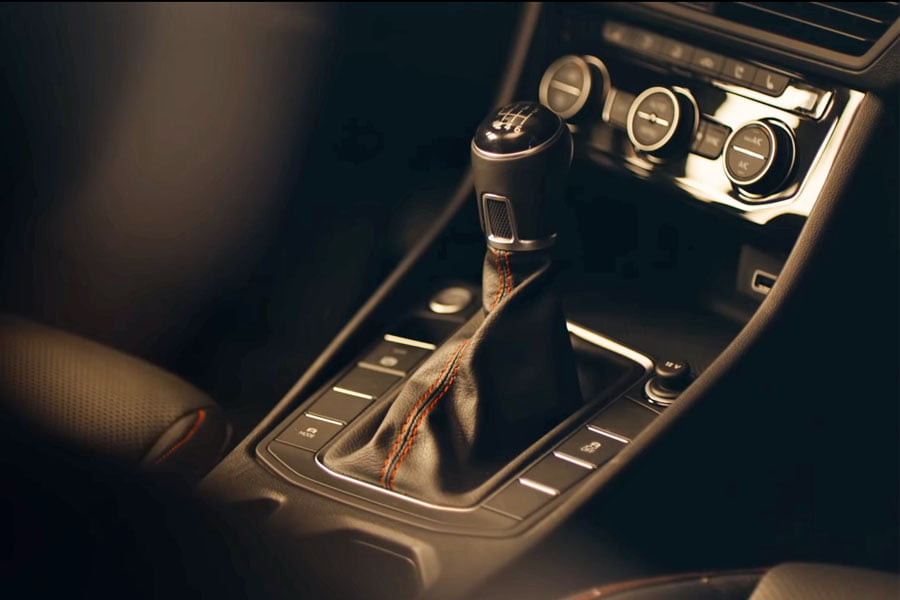 Χειροκίνητο κιβώτιο VW σε ρόλο αντικλεπτικού! (+video)