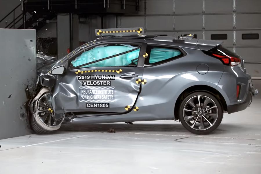 Σκληρό καρύδι το Hyundai Veloster στα crash tests (+video)