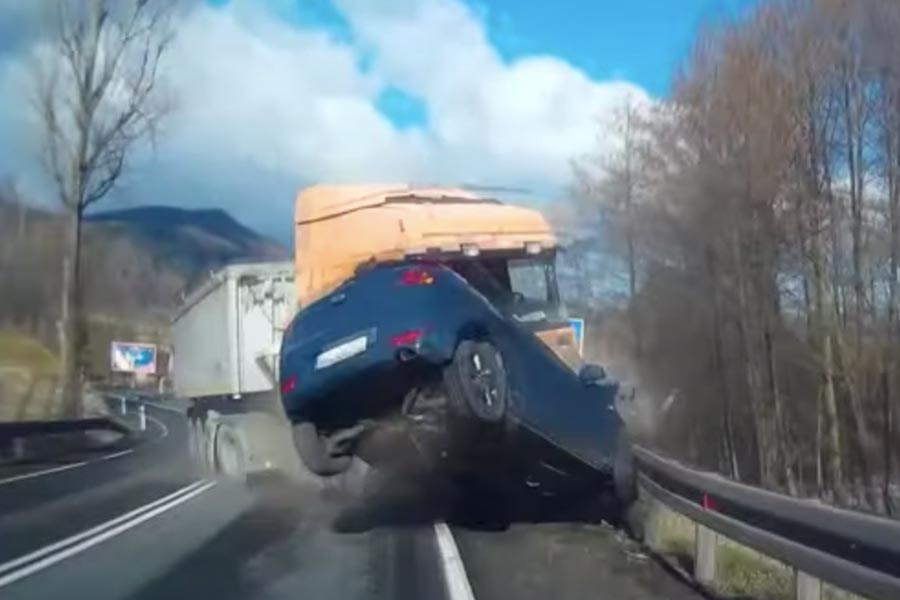 Τρομακτικό ατύχημα λόγω σκασμένου ελαστικού! (+video)