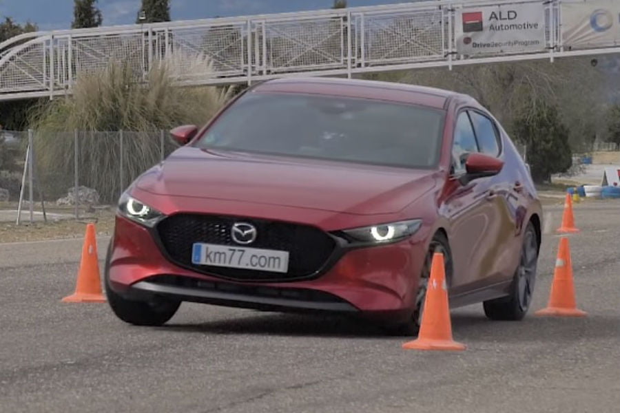 Πώς τα κατάφερε το νέο Mazda3 κόντρα στον τάρανδο; (+video)