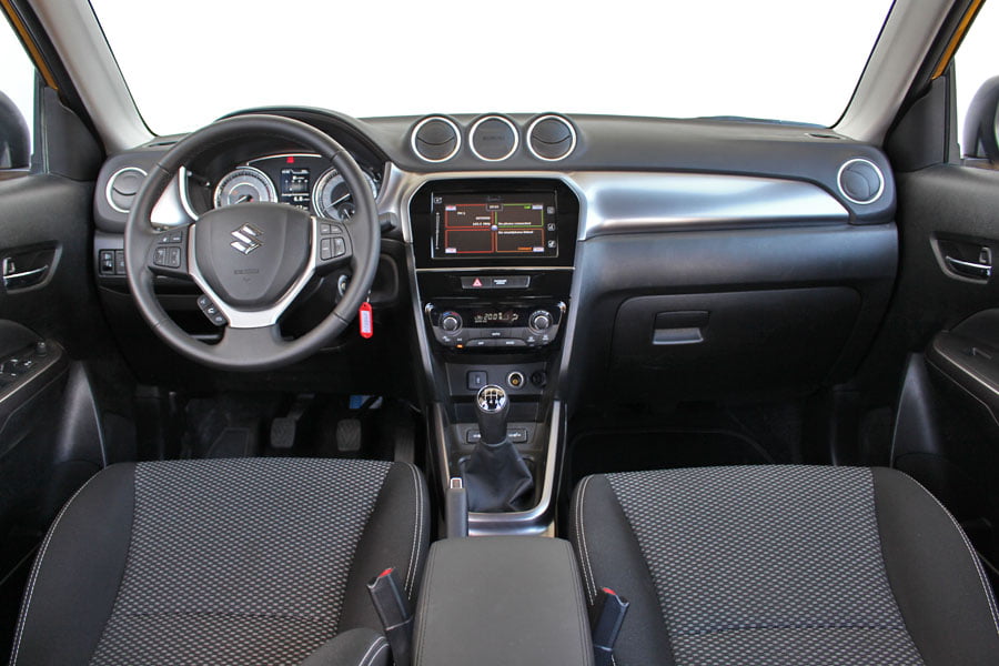 https://cdn.autogreeknews.gr/wp-content/uploads/2019/06/suzuki-vitara-1.0-interior-1.jpg