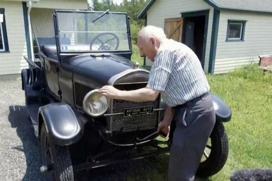 87χρονος έχει το ίδιο αυτοκίνητο για 70 χρόνια! (+video)