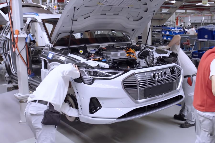 Η εντυπωσιακή παραγωγή του Audi e-tron (+video)