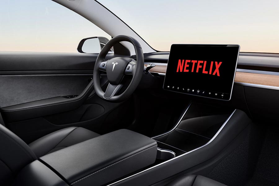 H Tesla προσφέρει Netflix στο αυτοκίνητο!