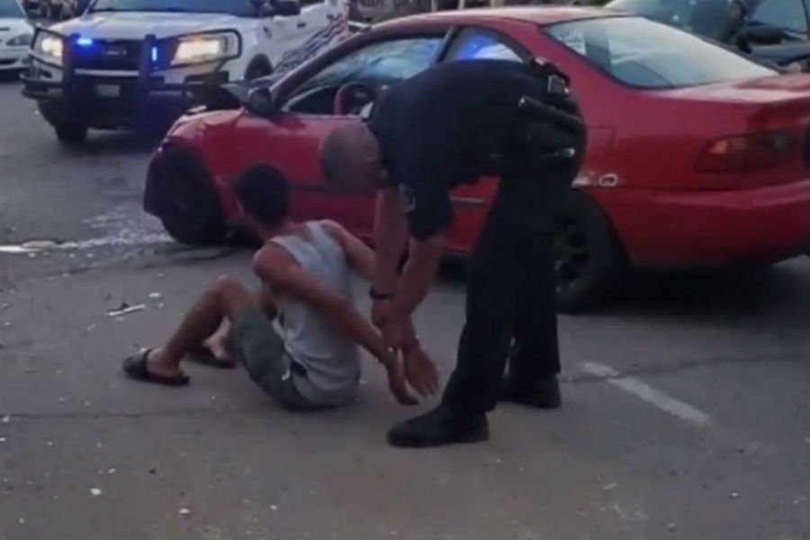 Αστυνομικός πέρασε STOP και συνέλαβε αυτόν που τράκαρε! (+video)