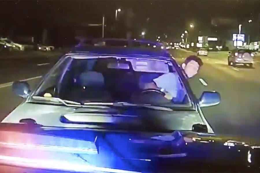 Μεθυσμένος τρακάρει αστυνομικό και ζητάει και τα ρέστα! (+video)