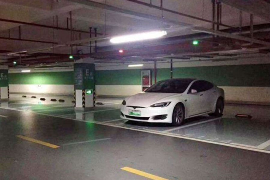 Οι Κινέζοι αποφεύγουν να παρκάρουν δίπλα σε Tesla!