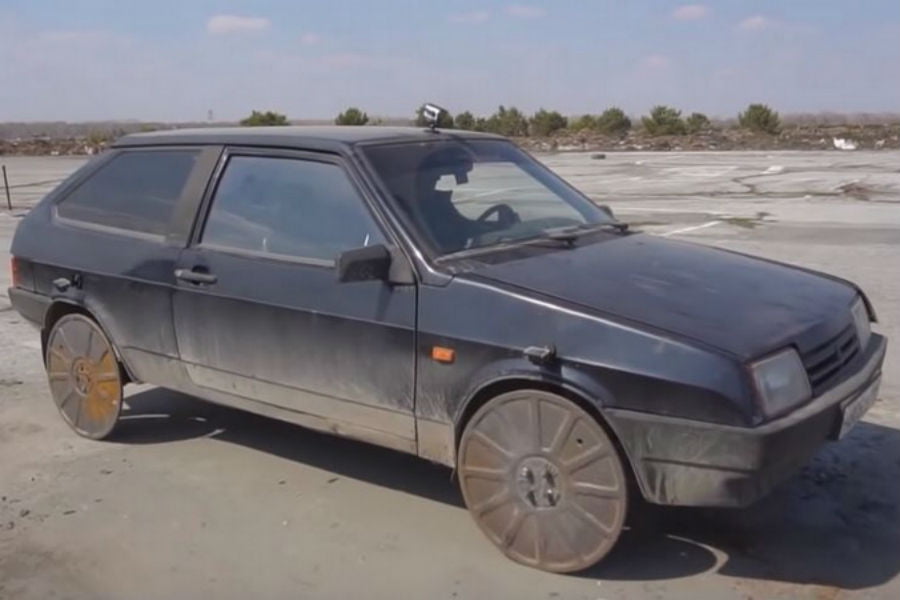 Lada Samara με καπάκια υπονόμου αντί για τροχούς! (+video)