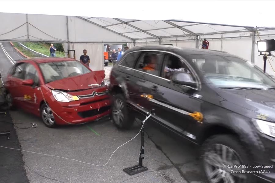 Crash test με μικρό αυτοκίνητο και μεγάλο SUV (+video)
