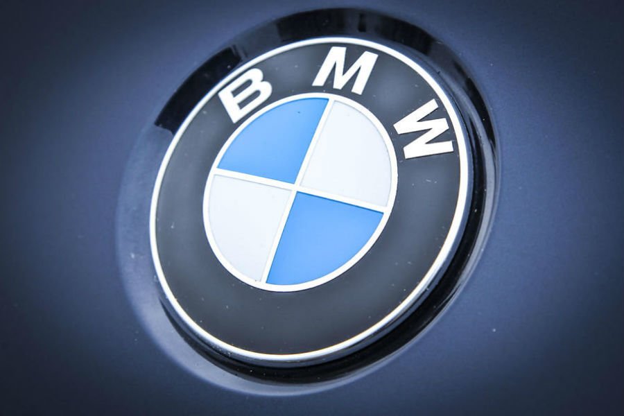 Τι απεικονίζει το σήμα της BMW;