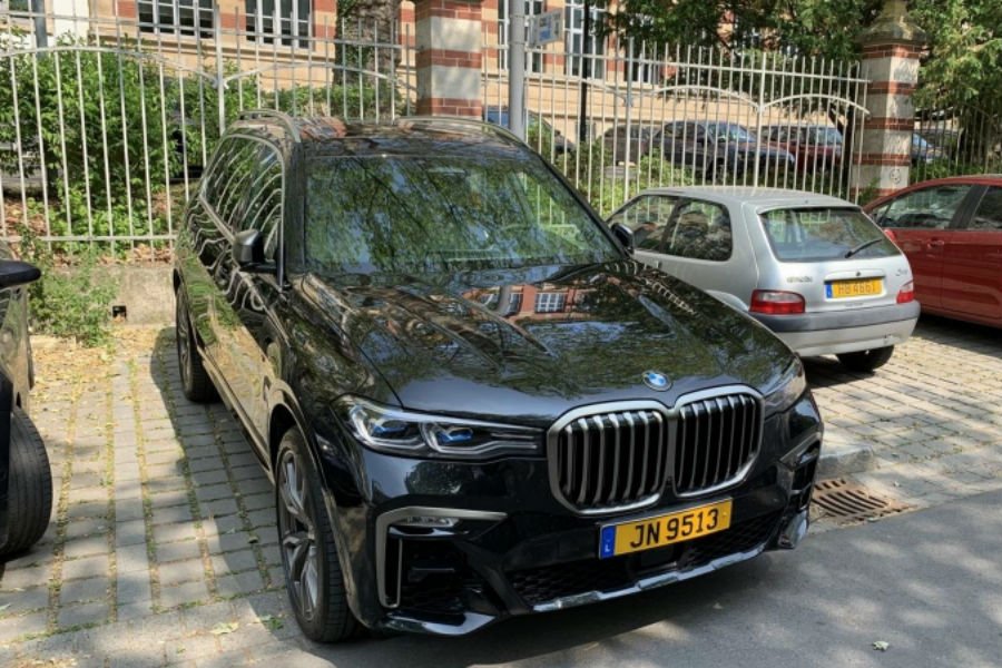 Η BMW X7 «κρύβει τον ήλιο» στο Citroen Saxo