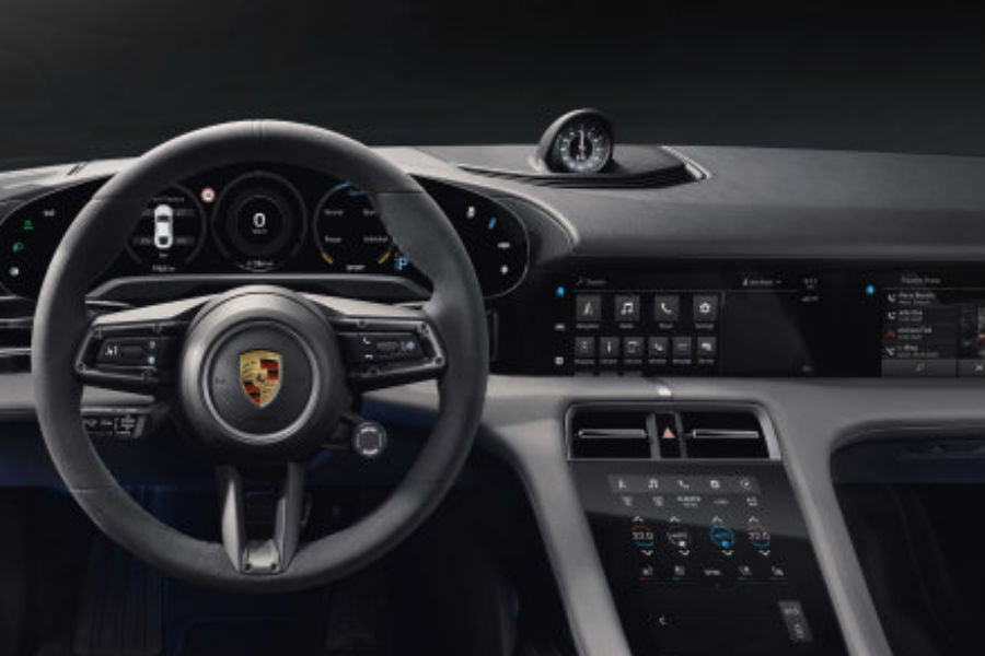«Φουλ» της οθόνης το εσωτερικό της νέας Porsche Taycan