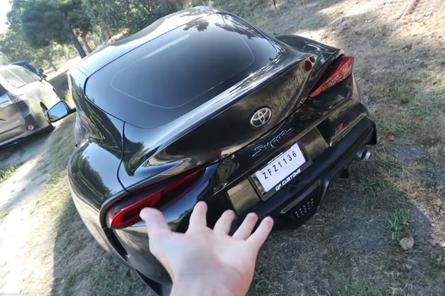 Σταμάτησε οδηγό Toyota Supra για κουβέντα (+video)