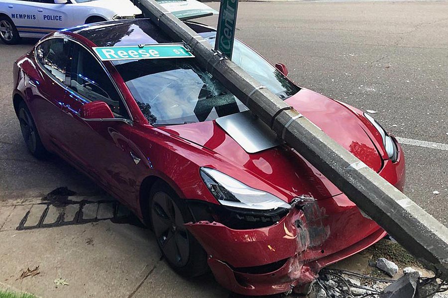 Σε Tesla Model 3 ήρθε η κολώνα… σφοντύλι!