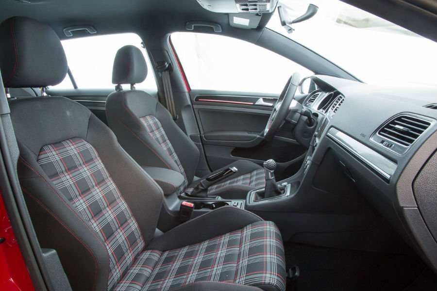 Πώς προέκυψαν τα καθίσματα και ο λεβιές του VW Golf GTI;