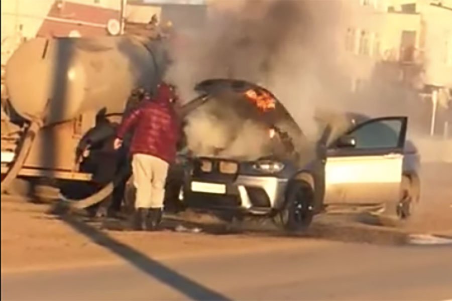 Βυτιοφόρο λυμάτων σβήνει φωτιά σε BMW X6 (+video)