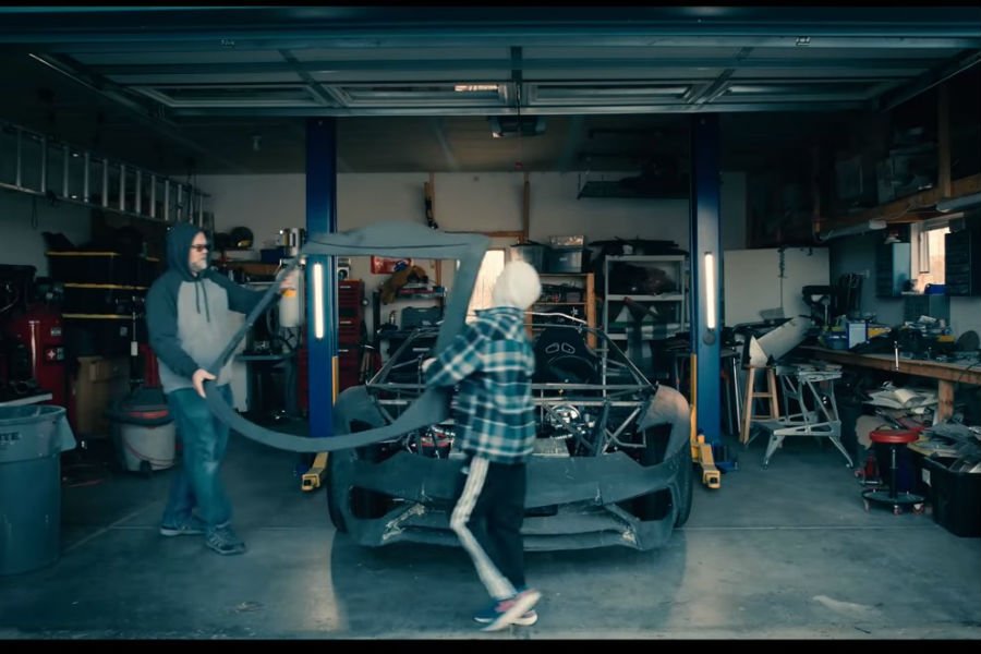 Έφτιαχναν ρέπλικα και πήραν δώρο κανονική Lamborghini! (+video)