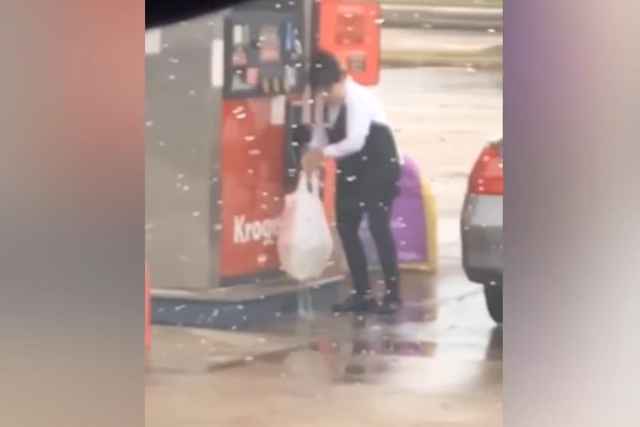 Έβαζε βενζίνη σε τρύπια σακούλα! (+video)