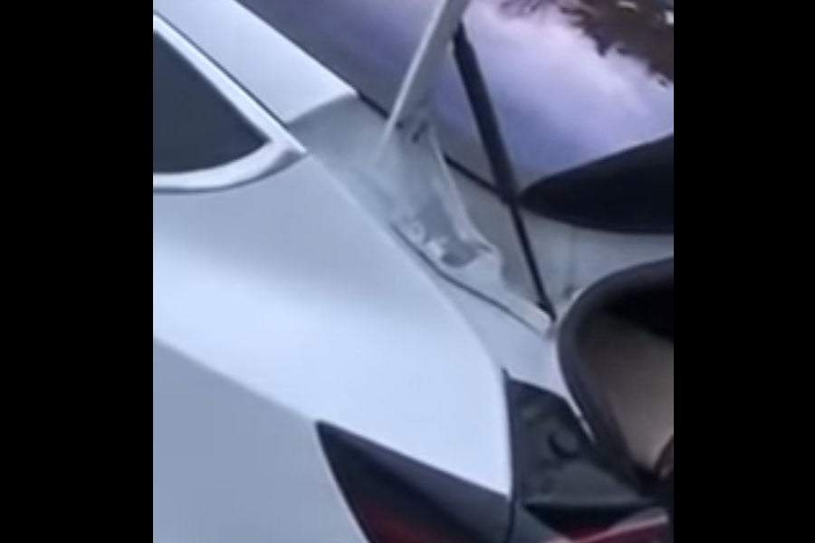 Tesla Model 3 βγάζει νερό από το πορτ μπαγκάζ