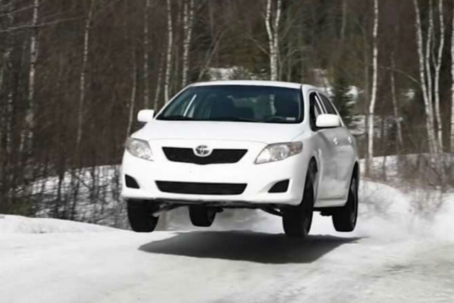 Toyota Corolla «ίπταται» στα χιόνια (+video)