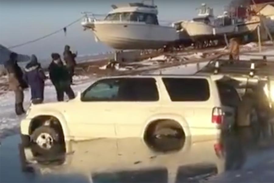Παγωμένη θάλασσα «κατάπιε» 45 αυτοκίνητα! (+video)