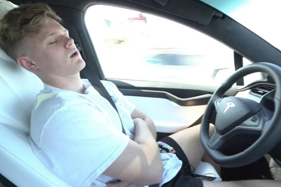 YouTuber καλύπτει 1.930 χλμ. με το Tesla Autopilot!