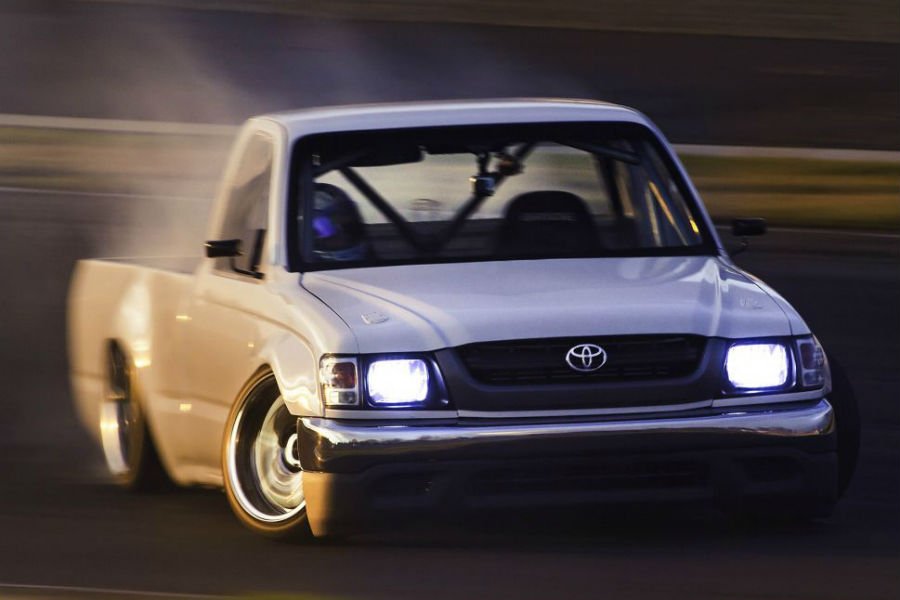 Toyota Hilux 450 ίππων «σκίζει» την άσφαλτο (+video)